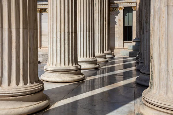 经典的柱子 白色大理石柱子 雅典希腊学院新古典主义建筑入口柱廊 一根一根一根的经典柱子 — 图库照片