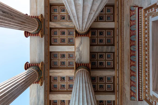 雅典学院的入口上限正在考虑中 古典柱上部和金光闪闪的屋顶 典雅的新古典建筑 — 图库照片