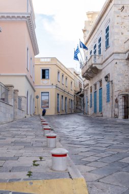 Hermoupolis kasabası, Cyclades, Yunanistan 'daki Syros Adası' ndaki Neoklasik yapı ve boş kaldırım taşı caddesi