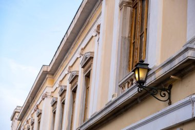 Syros Adası, Ermoupolis kasabası, Kiklad, Yunanistan 'da Neoklasik yapı cephesi ve aydınlatılmış fener