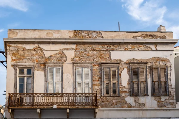 Zerstörte Fassade Eines Verlassenen Gebäudes Beschädigte Steinmauer Und Fenster Eines — Stockfoto