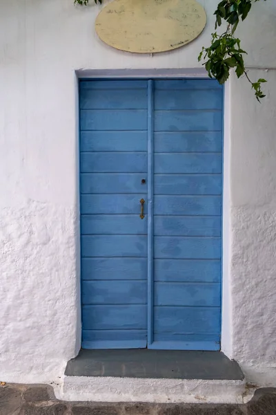 Île Grecque Cyclades Porte Vintage Fermée Bois Bleu Contre Grès — Photo