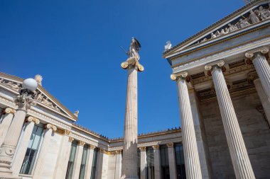 Yunanistan Atina Akademisi. Ulusal Araştırma Enstitüsü 'nün ana binası alçak açılı. Atina şehir merkezinde büyük bir dönüm noktası.