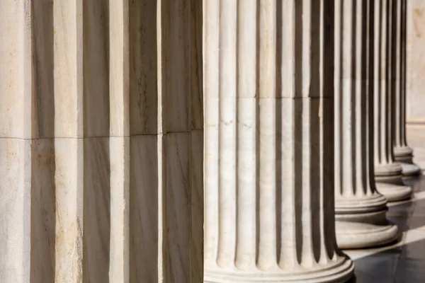 Des Piliers Affilée Colonnes Classiques Marbre Blanc Bâtiment Justice Colonnade — Photo