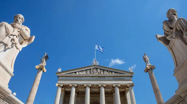 Academia Griega Atenas Edificio Principal Estatuas Vista Ángulo Bajo Instituto — Foto de Stock