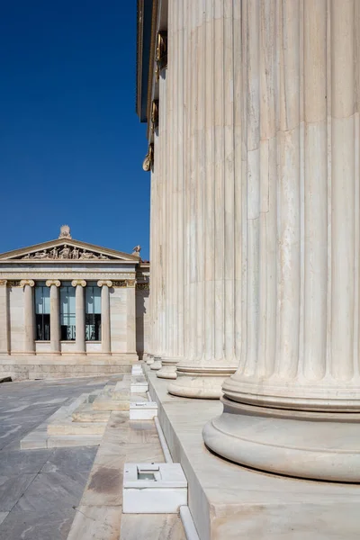 柱子和楼梯白色大理石 雅典希腊学院新古典主义建筑入口柱廊 连续的经典列 — 图库照片