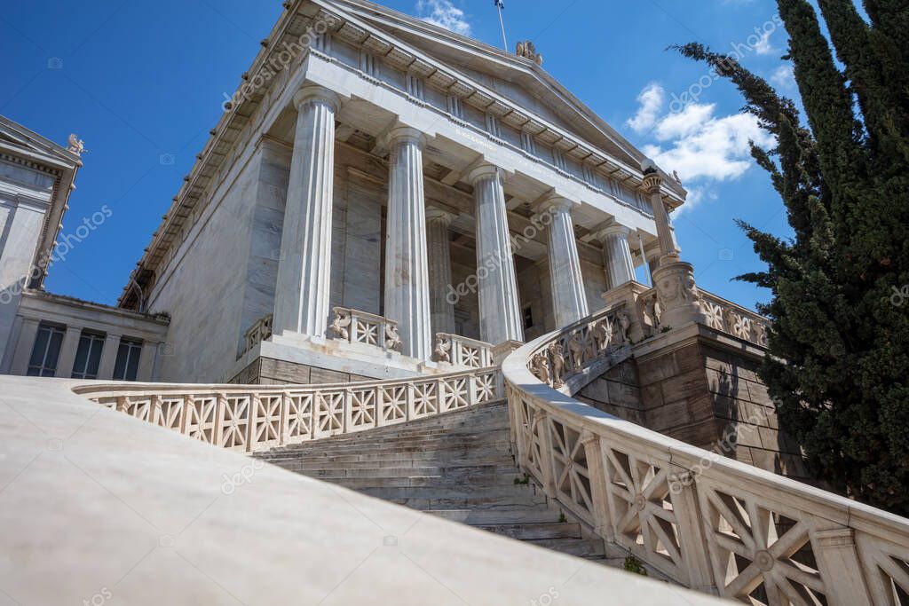 Grecia, Atenas Vallianeio Megaron entrada y escaleras, día soleado