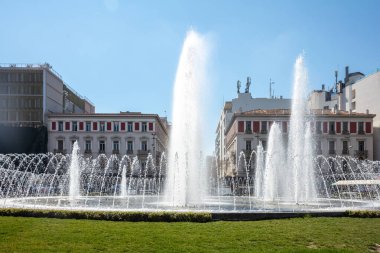 Atina, Yunanistan. Omonoia Meydanı 'nda yeni bir çeşme, güneşli bir gün, mavi gökyüzü. Omonia şehir merkezinde yuvarlak bir plazadır.