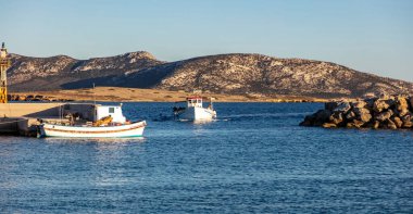 Balıkçı tekneleri, Koufonisi Adası, Küçük Kiklad, Yunanistan. Yunan ada limanında geleneksel ahşap gemiler