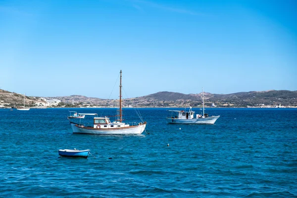Μήλος Ελληνικό Νησί Κυκλάδες Ξύλινο Αλιευτικό Σκάφος Αγκυροβολημένο Ανοιχτό Αιγαίο — Φωτογραφία Αρχείου