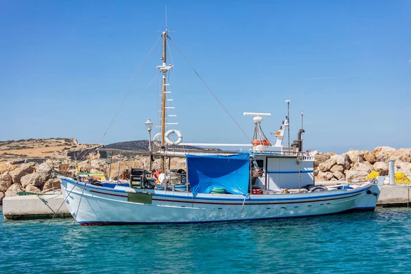 Ελλάδα Ξύλινο Αλιευτικό Σκάφος Αγκυροβολημένο Στη Βραχώδη Αποβάθρα Του Λιμανιού — Φωτογραφία Αρχείου