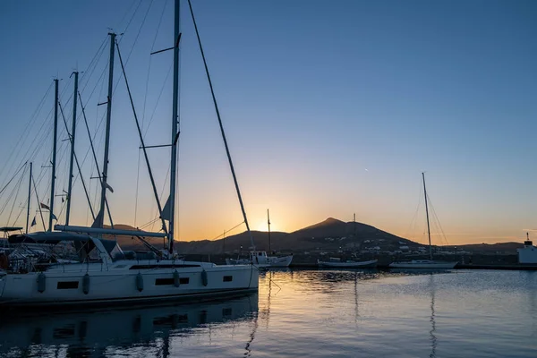 Ηλιοβασίλεμα Στην Πάρο Κυκλάδες Σκάφος Και Γιοτ Αγκυροβολημένα Στο Λιμάνι — Φωτογραφία Αρχείου