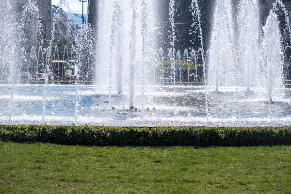 Fontanna Centrum Miasta Strumienie Wody Ozdabiają Okrągły Plac Miejski Mały — Zdjęcie stockowe