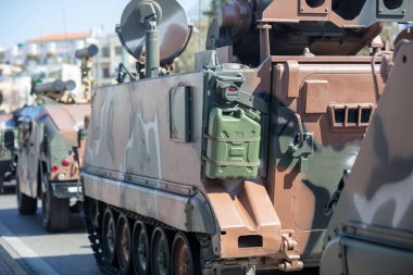 M113 zırhlı personel taşıyıcı APC, askeri geçit töreni. Savaş silahı, kamuflaj rengi takip aracı, yakın görüş. Savaş ve savunma için ordu makinesi.