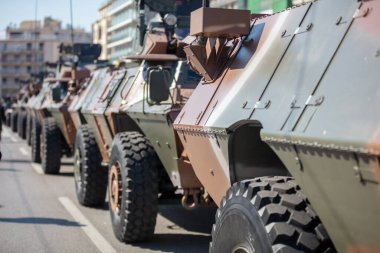M1117 Koruyucu Zırhlı Araç ASV, Askeri geçit. Savaş silahı, kamuflaj rengi araç, yakın görüş. Ordu makinesi