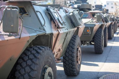 M1117 Koruyucu Zırhlı Araç ASV, Askeri geçit. Savaş silahı, kamuflaj rengi araç, yakın görüş. Ordu makinesi