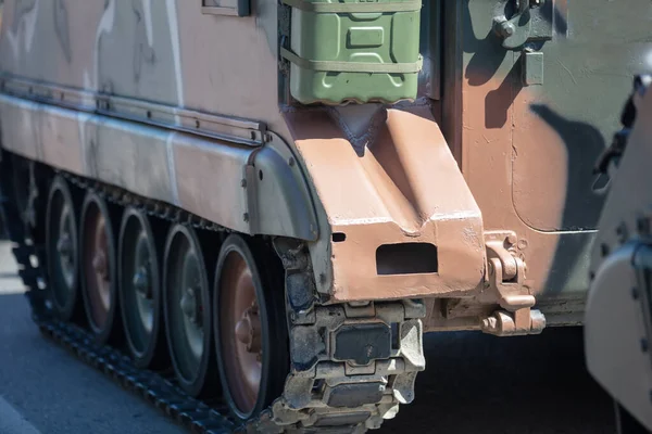 Vojenský Tank Asfaltová Ulice Válečná Zbraň Maskovací Barva Obrněného Vozidla — Stock fotografie