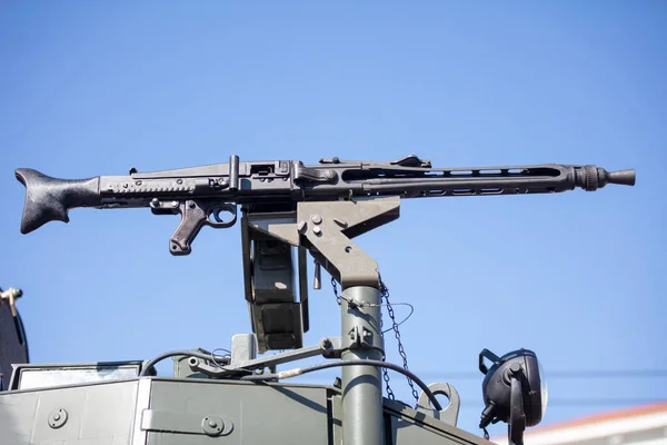 Пулемет Бронетранспортерной Башне Военный Парад Тяжелое Оружие Голубое Небо Армейская — стоковое фото