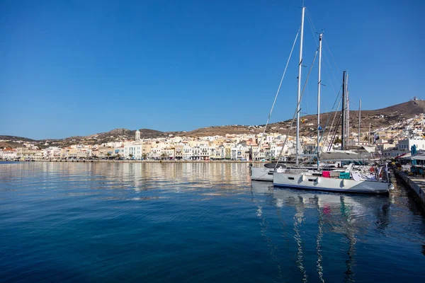 塞洛斯岛塞克拉迪斯的首府 港口有停泊游艇 海滨建筑 海上倒影 阳光灿烂的日子 — 图库照片