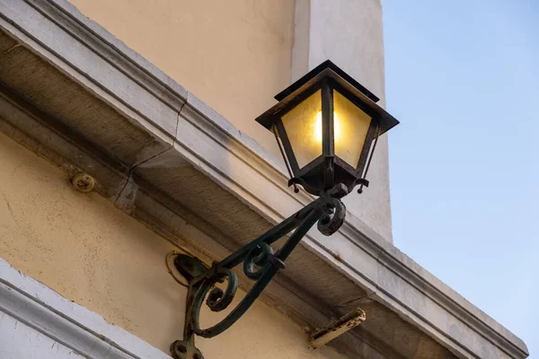 Livre Lanterna Antiga Iluminar Parede Casa Fundo Céu Azul Velho — Fotografia de Stock