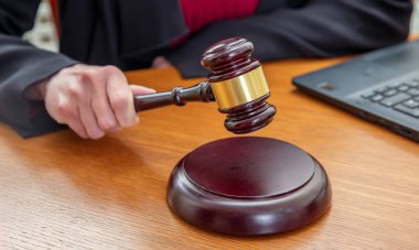 Çevrimiçi Müzayede, Hukuk ve Teknoloji Konsepti. Dizüstü bilgisayarı olan bir kadın ahşap masada yargıç tokmağını dövüyor..