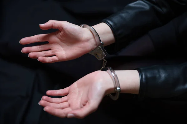Zatkněte Spoutané Ruce Kriminálnice Zblízka Pouta Zamčená Vepředu Ochrana Před — Stock fotografie