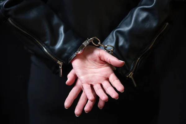 逮捕だ手錠をかけられた犯罪者の女の手を閉じて 前にロックされている手の袖口 犯罪や法律違反からの保護 — ストック写真