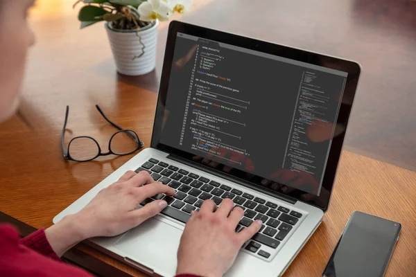 Bilgisayar kodu, yazılım konsepti. Bilgisayarla çalışan programcı, ekranda programlama kodu, ofis geçmişi. Kodlama teknolojileri geliştiriliyor.