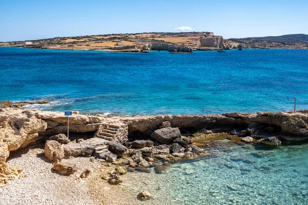 Wyspa Koufonisia Cyklady Grecja Skalista Plaża Znakiem Nudyzm Jest Zabronione — Zdjęcie stockowe