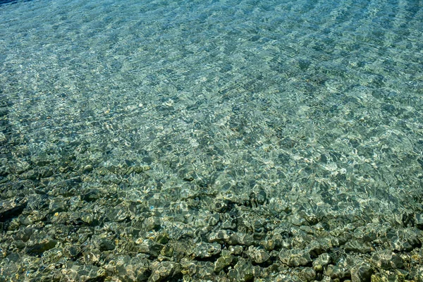 水中環境では 透明なエーゲ海穏やかな海 水の背景の下でカラフルな岩 夏の晴れた日 コフォニジア島 キクラデス諸島 ギリシャ 上からの眺め — ストック写真