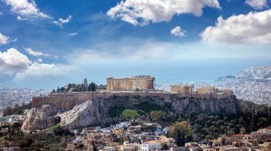 Atina, Yunanistan. Akropolis ve Parthenon tapınağının simgesi. Eski kalıntılar, Lycabettus Tepesi 'nin havadan görünüşü. Şehir manzarası, mavi deniz ve bulutlu gökyüzü arkaplanı