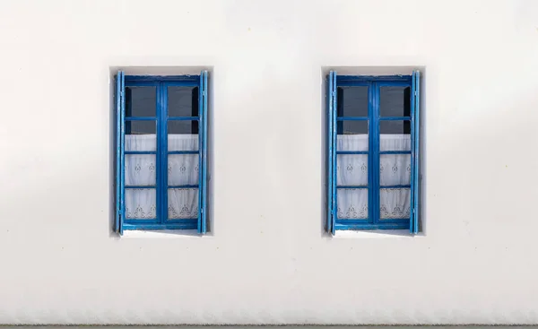 Dwa Drewniane Okna Niebieskimi Otwartymi Okiennicami Białym Tle Ściany Cyklady — Zdjęcie stockowe