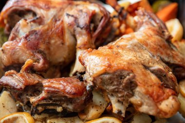 Kuzu bacağı, fırında patates ve otla pişirilmiş kemik. Geleneksel Yunan Paskalya yemeği, terbiye edilmiş keçi eti veya taze sebzeyle pişirilmiş koyun eti. Görüntüyü kapat.