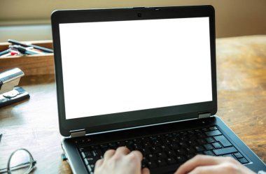 Bilgisayar ekran modeli. Tahta bir masada, ofis arka planında, kopyalama alanında, sunum şablonunu tanıt