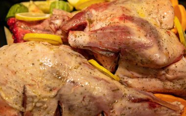 Kuzu budu, fırında patates ve otla pişirilmemiş kemik. Geleneksel Yunan Paskalya yemeği, marine edilmiş keçi eti ya da taze sebzeli koyun eti. Görüntüyü kapat.