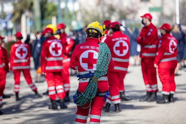 Yunanistan Atina, 25 Mart 2022. Yunan Kızıl Haçı, gönüllü çalışan kâr amacı gütmeyen örgüt. Geçit töreninde kırmızı beyaz üniformalı profesyonelden acil tıbbi yardım.
