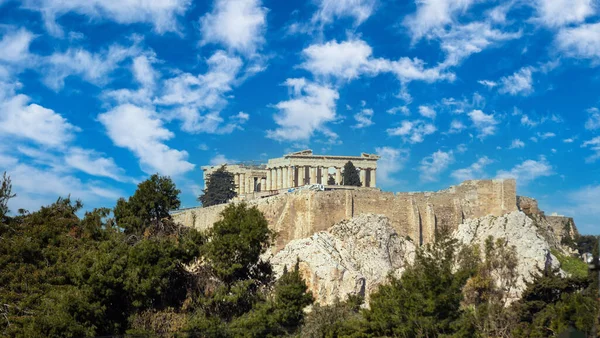 希腊雅典 雅典卫城和帕台农神庙 最高的地标 古希腊的风景从市中心看去 蓝天带着云彩背景 — 图库照片