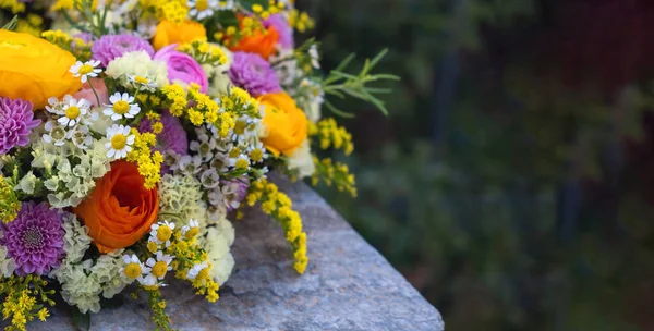 Wiosna Ogród Natura Kwitnie Świeże Kolorowe Dzikie Kwiaty Zioła Bukiet — Zdjęcie stockowe