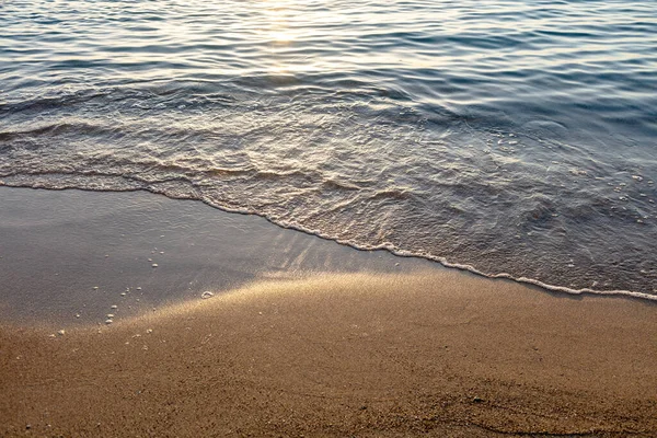 Prázdná Písečná Pláž Při Západu Slunce Řecko Zblízka Mořská Voda — Stock fotografie