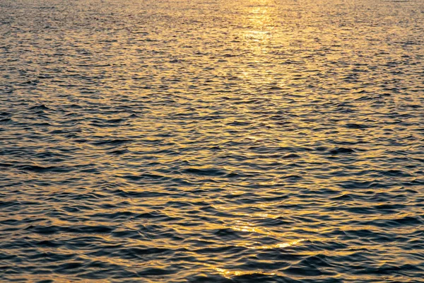 Agua Mar Atardecer Superficie Del Océano Ondulaciones Pequeñas Reflejos Naranjas — Foto de Stock