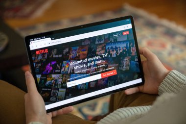 Yunanistan, Atina, 23 Ocak 2022. NETFLIX. Filmler, TV programları Uygulama, çevrimiçi film aboneliği. Kişinin elinde dijital tablet, görüntüyü kapat
