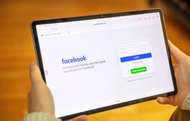 Yunanistan, Atina, 23 Ocak 2022. FACEBooOK LOGIN FB uygulaması, sosyal ağ hesaplamak için çevrimiçi giriş sayfası. Kişisel elde dijital tablet, ekranda popüler logo