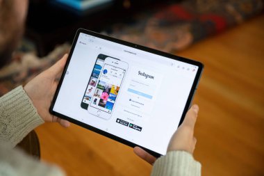 Yunanistan, Atina, 23 Ocak 2022. InSTAGRAM giriş uygulaması insta, sosyal ağ oluşturma, hesap sayfasına çevrimiçi giriş. Fotoğraf, öykü için logo, dijital tablet ekranda takip et