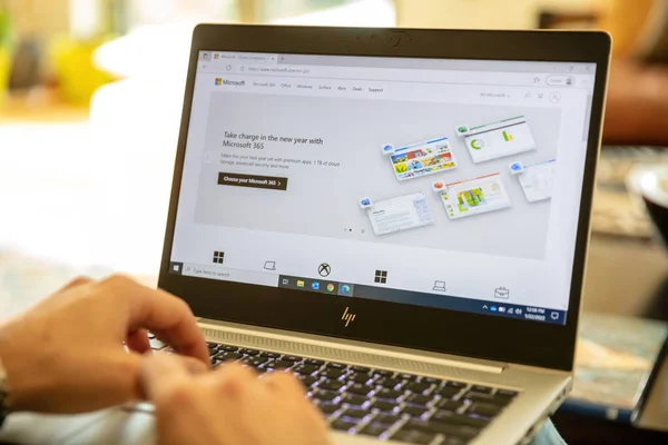2022年1月23日 Microsoft Office 广受欢迎的办公365软件 笔记本电脑放在桌上 手放在键盘上 — 图库照片
