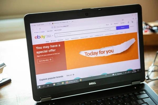 2022年1月23日 Ebay应用程序 在线拍卖和销售 电脑上桌 屏幕上印有电子商务官方网站的标识 — 图库照片