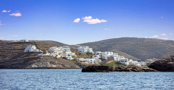 Greece Kythnos Island Loutra Port White Buildings Rocky Hill Harbor — Foto de Stock