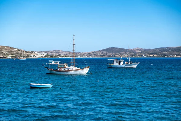 Ξύλινο Αλιευτικό Σκάφος Αγκυροβολημένο Ανοιχτό Αιγαίο Ήρεμη Θάλασσα Κτίριο Φύση — Φωτογραφία Αρχείου