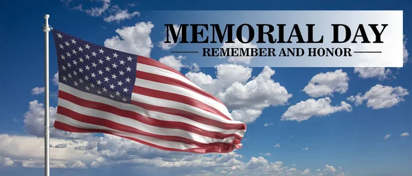 Μνήμη Και Honor Κείμενο Σημαία Της Αμερικής Μπλε Συννεφιασμένο Ουρανό — Φωτογραφία Αρχείου