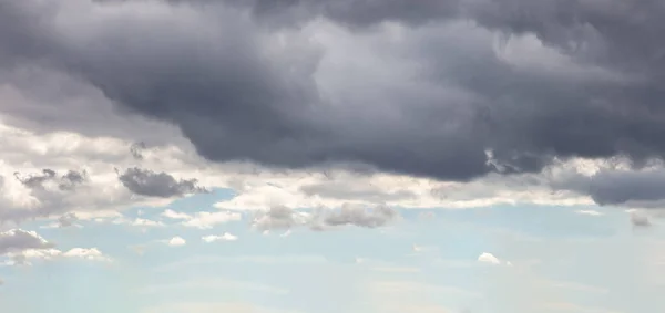 Ciężka Ciemna Chmura Tle Niebieskiego Nieba Puszyste Chmury Cumulus Zachmurzenie — Zdjęcie stockowe