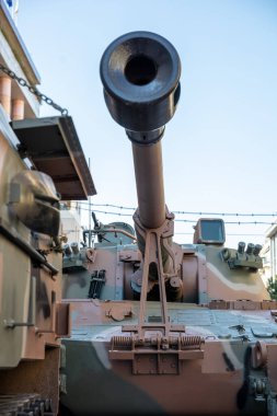 PzH 2000 ya da Panzerhaubitze 2000, Alman zırhlı hava aracı şehirde geçit töreninde. Ağır askeri kamuflaj araçları ve topçu sistemi olan otomatik iticiler. Dikey